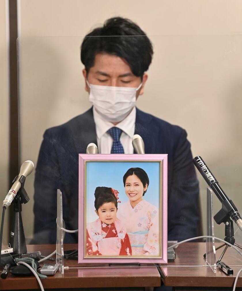 松永拓也さんは９月１７日、亡くなった妻の真菜さんと長女の莉子ちゃんの遺影を前に会見に臨んだ。過熱した加害者バッシングに悩んでいたことも明かした（ｃ）朝日新聞社