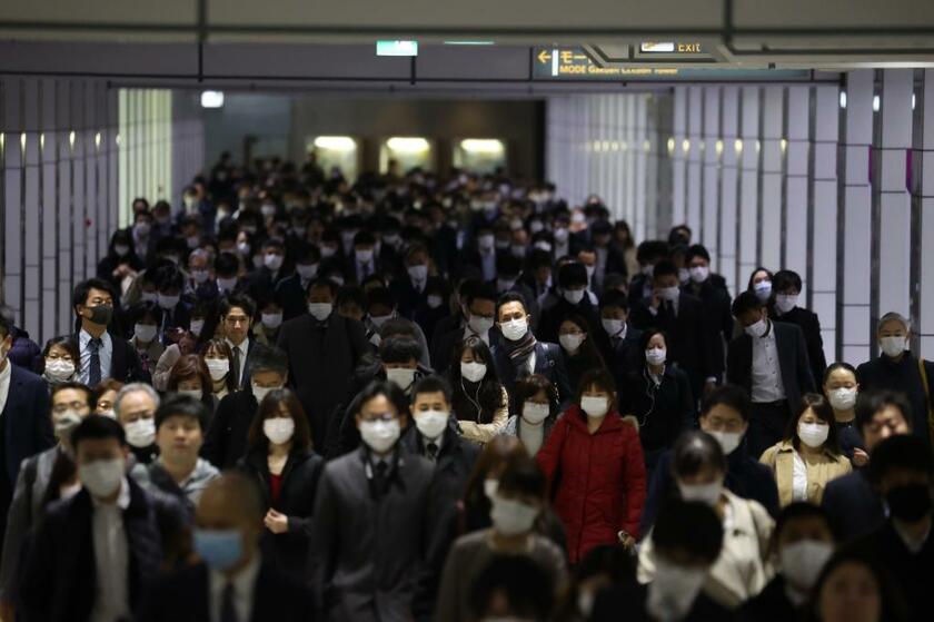 都内ではマスク姿で通勤する人々が目立つ（c）朝日新聞社