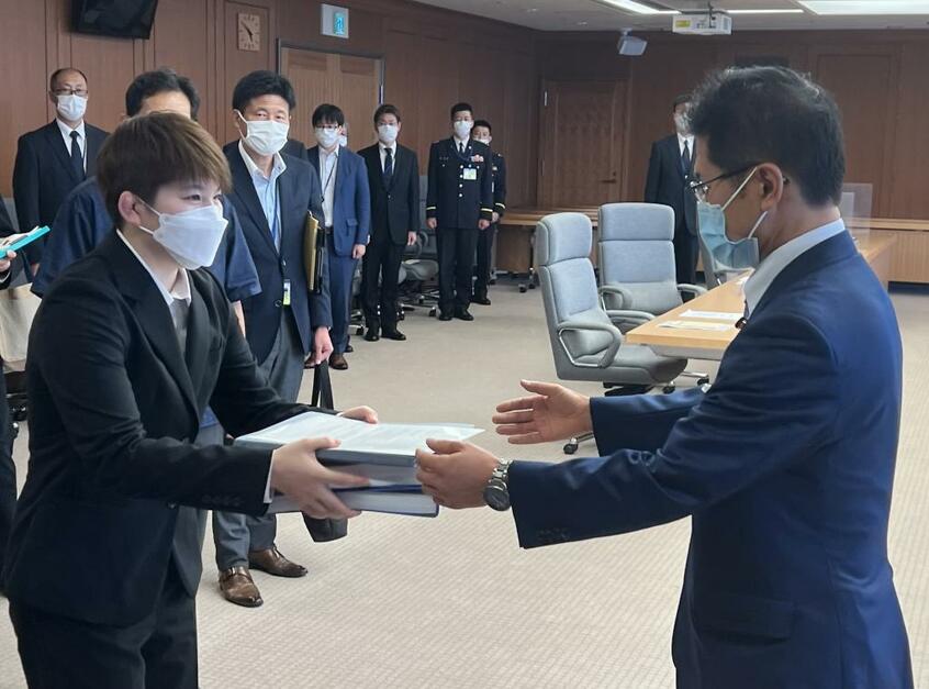 自身の性被害について防衛省に調査を求め、署名を手渡す元陸上自衛官の五ノ井里奈さん(左)=8月、同省
