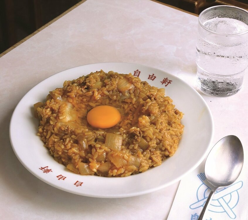 自由軒/自由軒難波本店の「名物カレー」800円。まずはそのまま、次に生卵を混ぜて、最後にソースをかけて。楽しみ方は3段階(撮影/武田憲久)