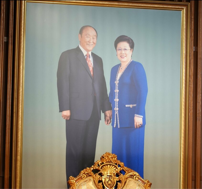 会見会場に掲げられた文鮮明氏、韓鶴子氏夫妻の写真