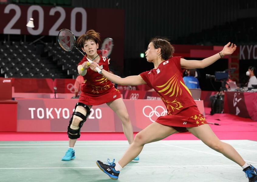 女子ダブルスの予選で英国ペアと対戦した福島由紀(右)、広田彩花組(c)朝日新聞社