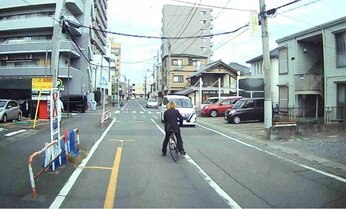 危険!迷惑!“ひょっこり運転”自転車との事故で自動車に責任は? 驚くべき専門家の答えとは