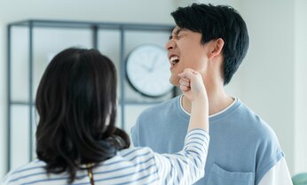 顔面「グーパンチ」殴られるのは逃げ場のないホテルや車内 DV被害の相談3割が男性