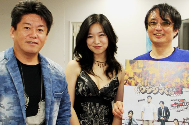 右から、山口雅俊監督、今作に出演した女優の佐々木心音、堀江貴文