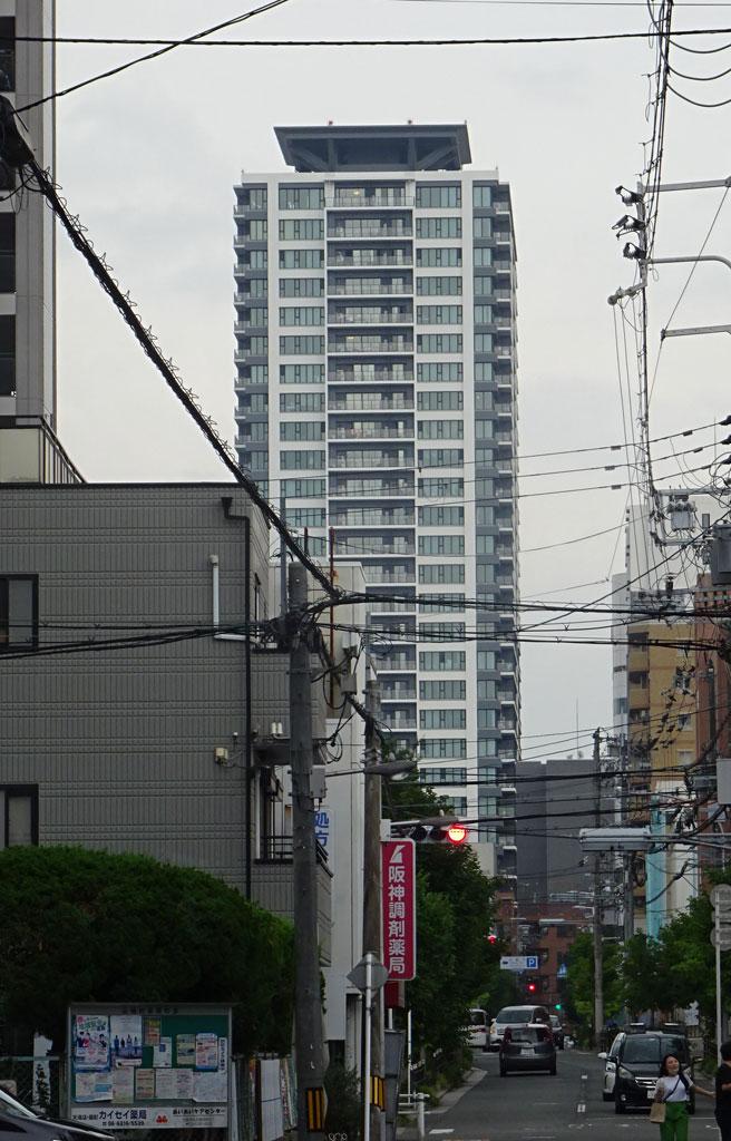 大阪市内にそびえるタワーマンション。街には低層の住宅街と高層建築が混在している