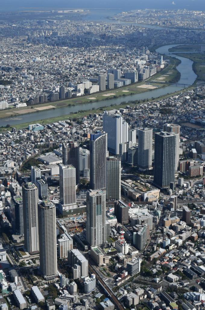 東京以外でも高値が続く。写真は武蔵小杉駅周辺のマンション群（C）朝日新聞社