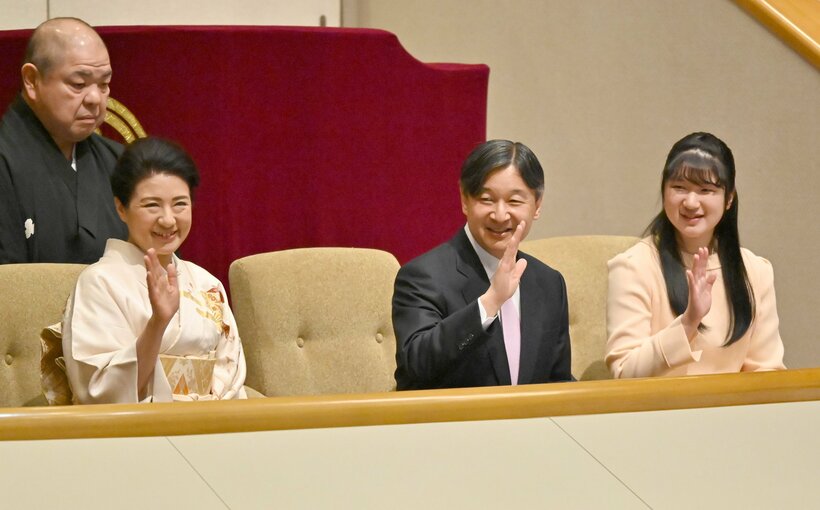 202年1月25日大相撲の観戦に訪れた天皇、皇后両陛下と愛子さま