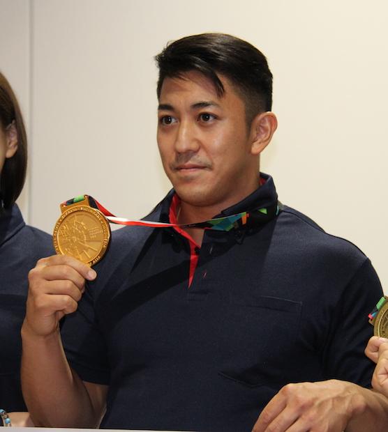 まるでイタリアのだて男？！アジア大会で、空手の男子個人形で金メダルを獲得した喜友名諒(撮影・大塚淳史)