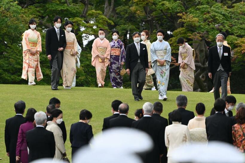 春の園遊会に出席した天皇、皇后両陛下と皇族方＝５月１１日、東京・元赤坂の赤坂御苑