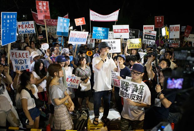 国会議事堂前で、安保関連法制反対を訴えるＳＥＡＬＤｓのメンバー。ドラムのリズムに乗って「民主主義って何だ」が連呼された（撮影／写真部・加藤夏子）