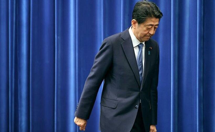 辞任を表明した会見を終え降壇する安倍晋三首相（C)朝日新聞社