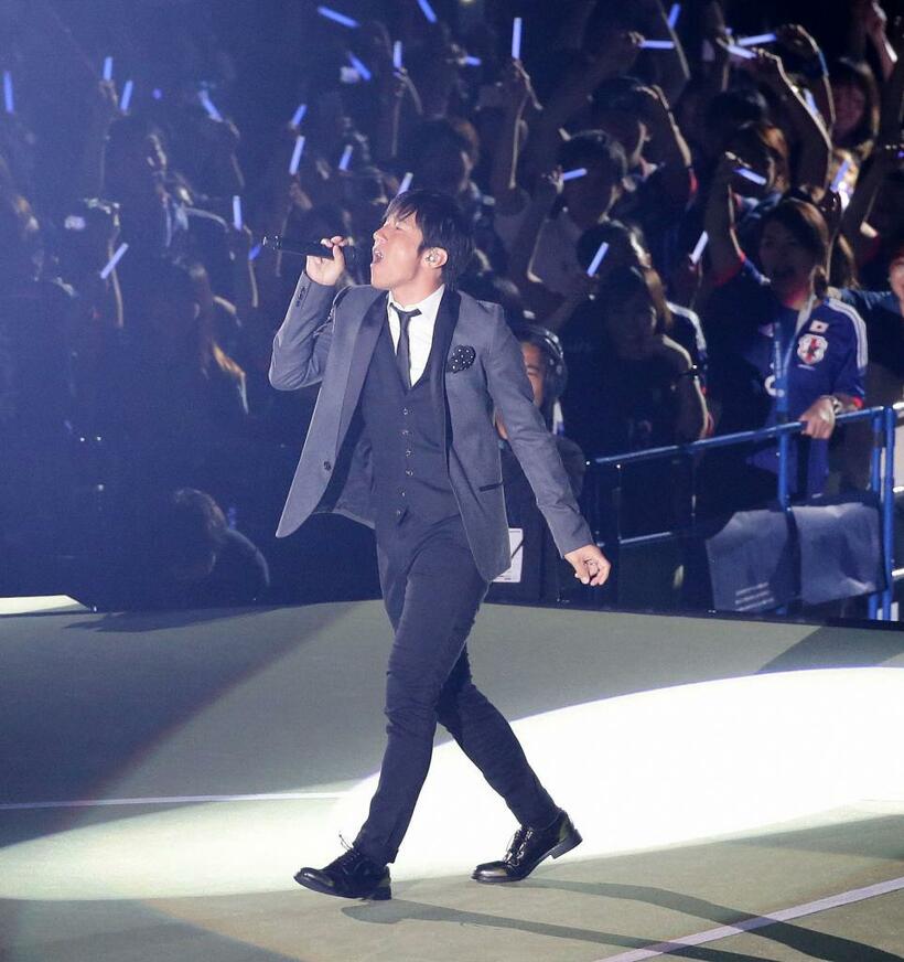 サッカー日本代表Ｗ杯ブラジル大会壮行会で熱唱する桜井和寿＝2014年5月