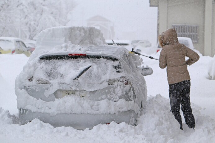 車の周りの雪をどこに持っていこうか…