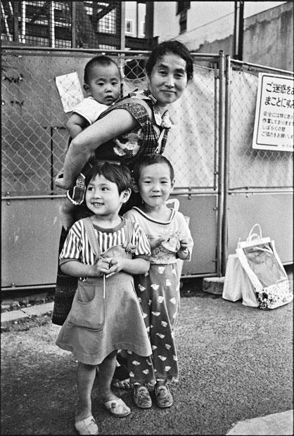 西成警察署前の母と子　釜ケ崎　１９８０年代　（写真／庄司丈太郎）