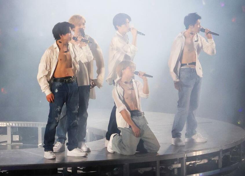 「King & Prince First DOME TOUR 2022 ~Mr.~」で。ジャニーズJr.時代からの人気曲「Bounce To Night」では、白シャツのボタンを大胆にオープン。六つに割れた腹筋が覗く。左から、高橋海人、永瀬廉、神宮寺勇太(奥)、平野紫耀、岸優太(写真=写真映像部・松永卓也)