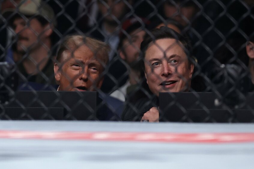 米総合格闘技「UFC 309」を観戦するトランプ氏(左)とイーロン・マスク氏。選挙戦を通じて蜜月関係が深まり、トランプ次期政権では「政府効率化省」のトップにマスク氏が指名された=2024年11月16日(写真:AP/アフロ)