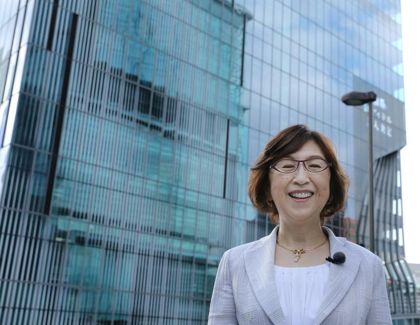 「本社は渋谷区に」とこだわってきた。渋谷が起業家らの街にという夢の実現に、投資ファンドの運用に自らも加わった。後ろは現本社のビル(撮影/狩野喜彦)