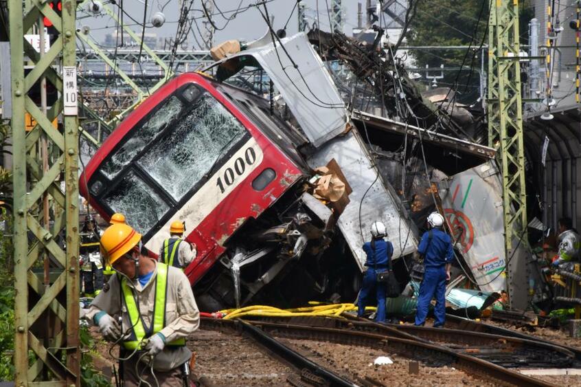 トラックと接触し脱線した京急電鉄の電車 (c)朝日新聞社