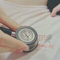 看護大学で学んだ「入浴介護」の成果を寝たきりの双子の姉に実践する次女 長女はフリーマーケットで自ら「呼び込み」
