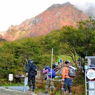 中高年登山者の低体温症対策は「あんパン」と引き返す勇気 身近な紅葉の山で遭難事故が起きる理由