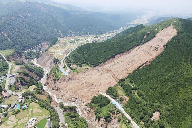 熊本県南阿蘇村では山崩れが起き、阿蘇大橋が崩落。国道が分断された　（ｃ）朝日新聞社
<br />
