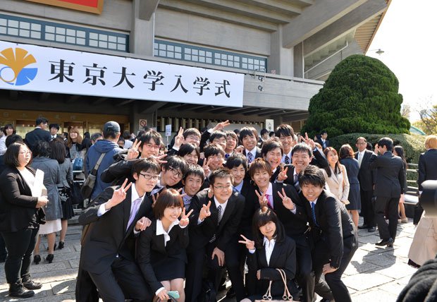 東京大学入学式で記念撮影をする学生たち　（c）朝日新聞社　＠＠写禁