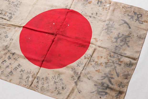 塚島成夫さんの日章旗。返還時、久男さんは「よく帰ってきてくれた」と泣きながら旗に語りかけた。署名のほとんどに見覚えがあり、親族の２人は今も健在だ（撮影／関口達朗）