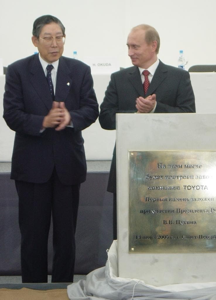 トヨタ自動車ロシア工場起工式で記念プレートの除幕を終え、拍手するプーチン大統領（右）と奥田碩トヨタ会長（当時）＝2005年6月14日、サンクトペテルブルクで、吉川啓一郎撮影