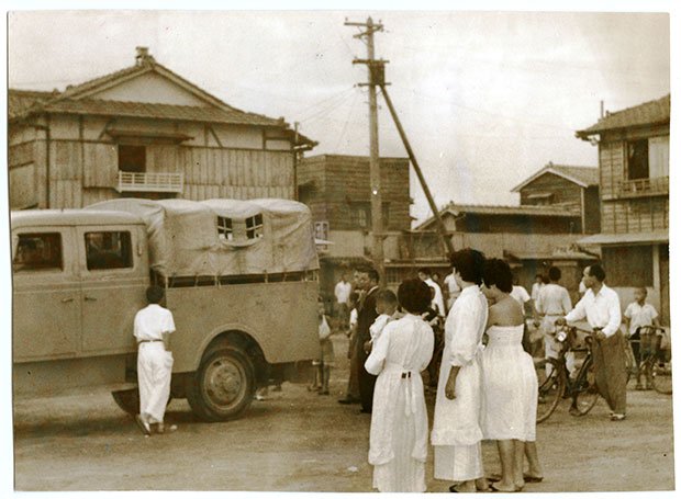 大阪府内の青線地帯では警察による一斉手入れがあった＝１９５６年