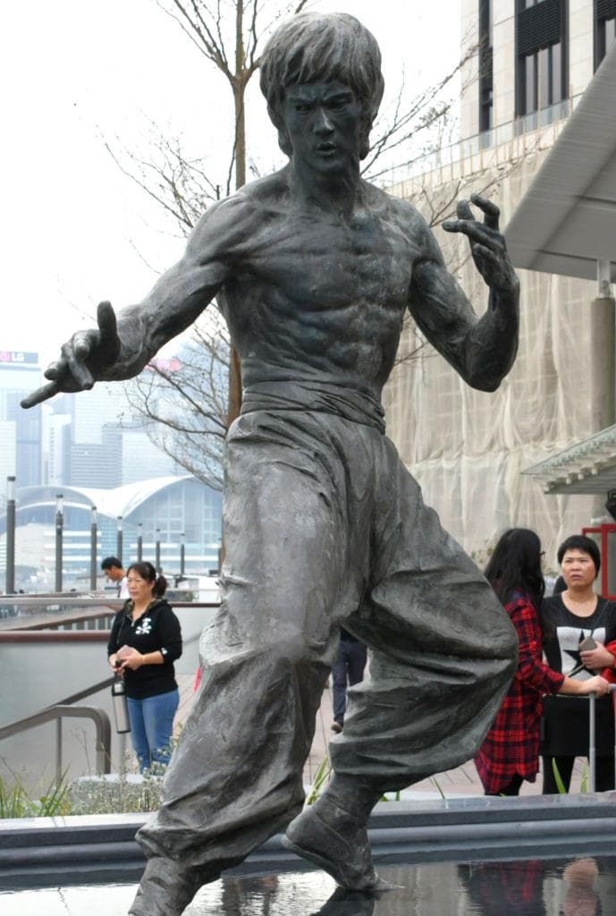 香港にあるブルース・リーの像。地元での人気は今なお根強い　（c）朝日新聞社