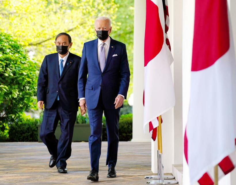 日米首脳会談後の記者会見に臨む菅義偉首相（左）とバイデン大統領