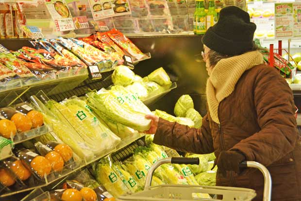 野菜の高騰は消費者の購買意欲にも影響を与えている（ｃ）朝日新聞社