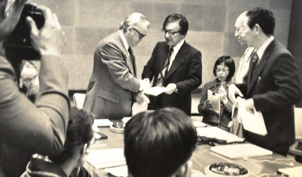 国連に核兵器禁止の要請書を手渡す吉田さん＝１９７４年、米ニューヨーク（森賢一さん提供）