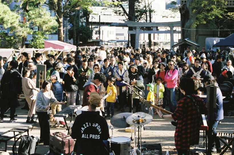 亀岡八幡宮の境内で開催した「逗子・葉山　海街珈琲祭2019」。地元のコーヒー店が多数出店し、音楽ライブも行われた（写真：各社提供）