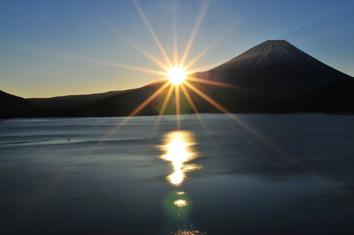 千円札の富士山も、実は本栖湖岸から臨んだ景観なのだそう