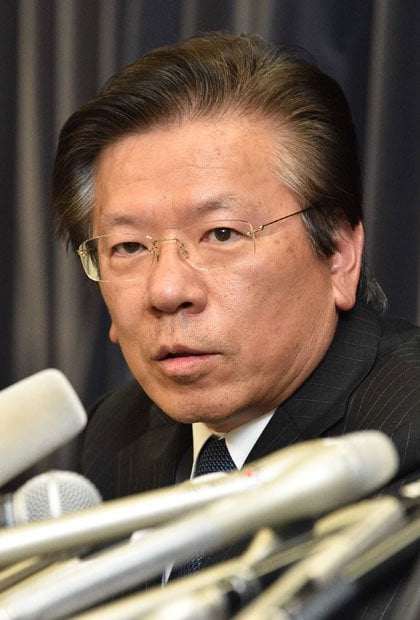 燃費不正問題で記者会見する三菱自動車の相川哲郎社長　（ｃ）朝日新聞社