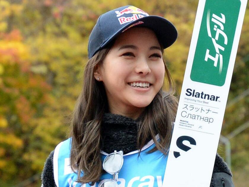 「スキージャンプ・全日本選手権」大会3連覇の表彰台で笑顔を見せた高梨沙羅　（C）朝日新聞社