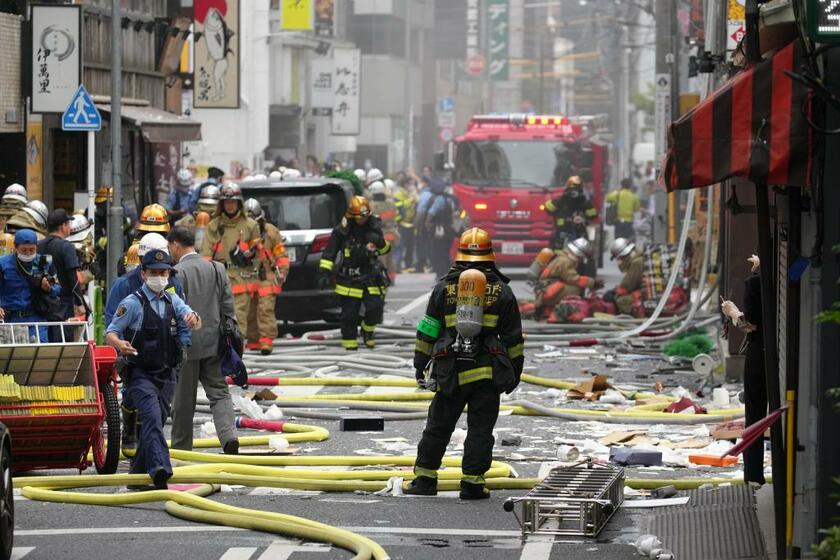 事故直後には30台以上の消防車が消化活動にあたった（朝日新聞社）