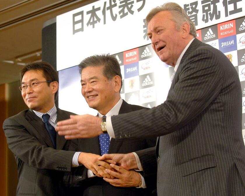 サッカー日本代表の監督就任会見で握手を交わすオシム（右）ら（２００６年７月）