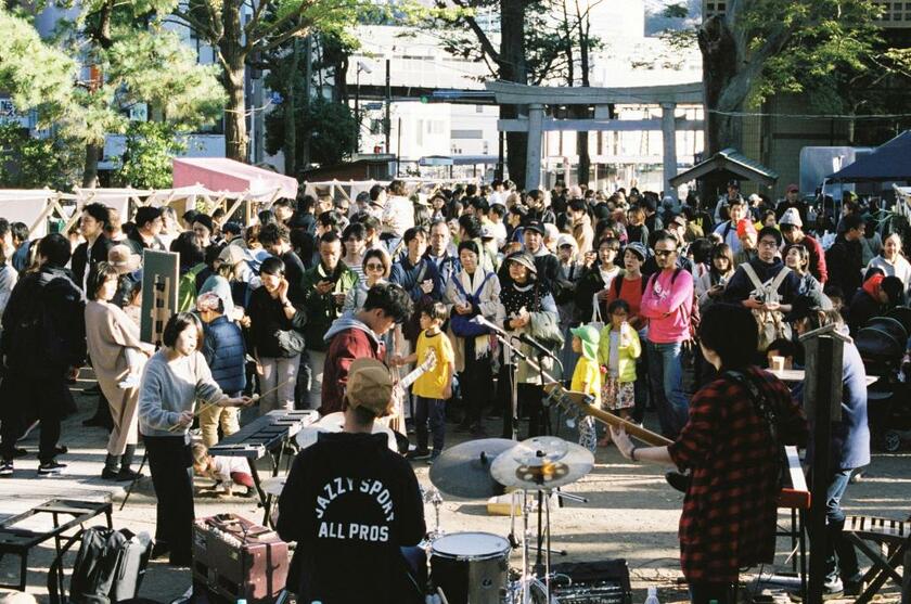 亀岡八幡宮の境内で開催した「逗子・葉山　海街珈琲祭2019」。地元のコーヒー店が多数出店し、音楽ライブも行われた（写真：各社提供）