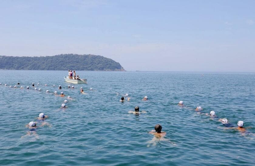 千葉県・富浦の海で「遠泳」に挑む筑波小の6年生。隊形を組んで１時間程泳ぎ続ける(長谷川フォト・プロ)