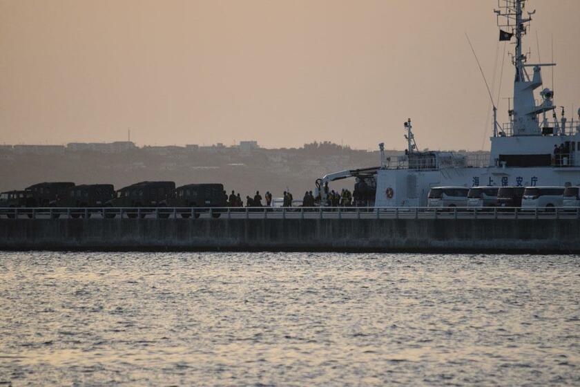 消息を絶ったヘリに搭乗していた自衛隊員を乗せたとみられる海上保安庁の巡視船（右）／４月16日、沖縄県宮古島市
