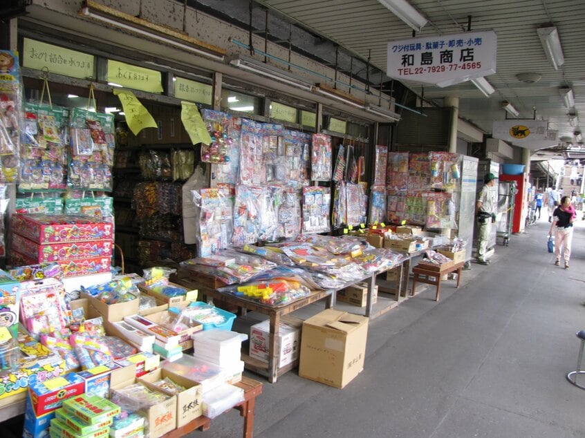 青森県青森市「ニコニコ通り商店街」／駄菓子問屋街のようにびっしりと玩具が並び、駄菓子が置かれた軒先が魅力的な店をはじめ、訪れれば昭和レトロの連続に大興奮必至！（撮影／山本有）