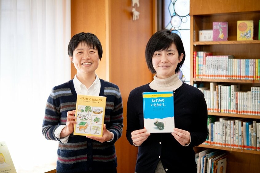 おすすめの本を手にした東京子ども図書館(東京都中野区江原町)の護得久えみ子さん(左)と鈴木晴子さん。エッセイの執筆や講演活動もしている(撮影/写真映像部・和仁貢介)