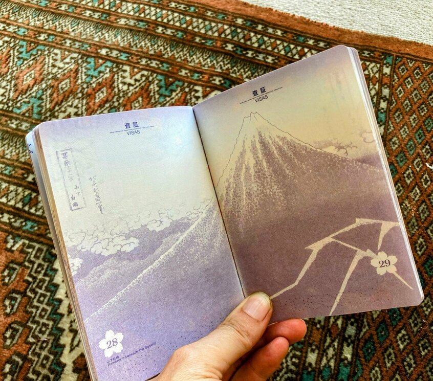 パスポートを更新したら中のページが冨嶽三十六景になっていて嬉しい。ナイスなお役所仕事!(写真/本人提供)