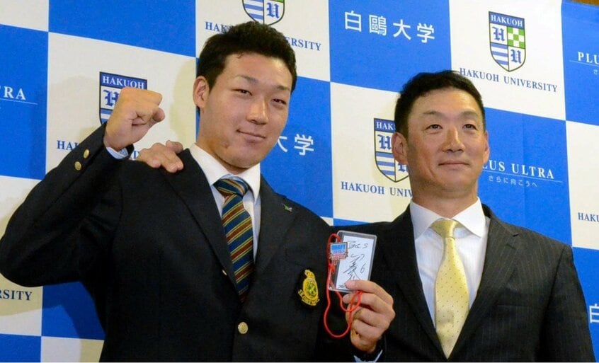 阪神のドラフト1位指名を受けた大山(左)と金本監督(当時)のツーショット=2016年
