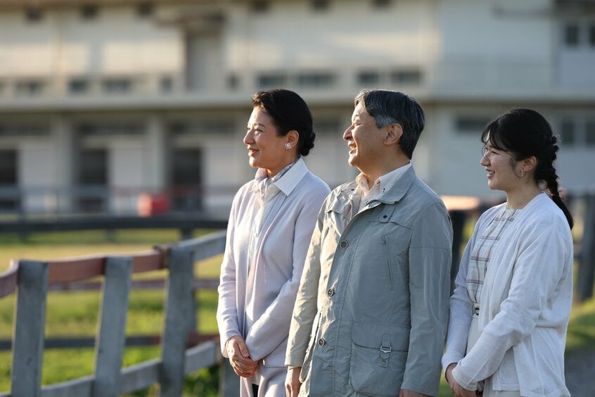 御料牧場内を散策する天皇、皇后両陛下と長女愛子さま=24年5月