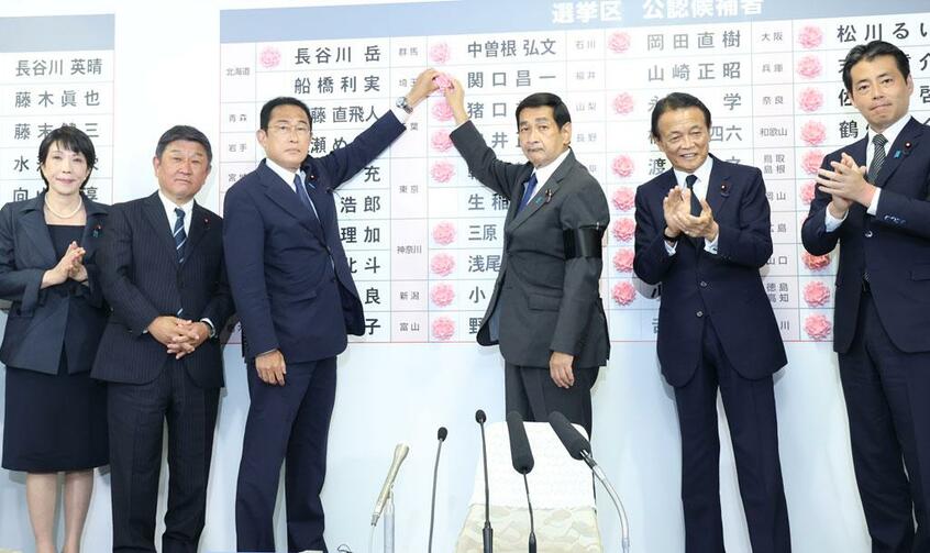 自民党は参院選で圧勝したが、旧統一教会との関係で批判を浴び、各社世論調査で岸田文雄首相(左から3人目)は支持率を落とした