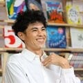 〈きょうは父の日〉新米パパ・小島よしおが語る子育て「寝不足が続いてロケで笑えなくなって…休みを増やしてもらいました」